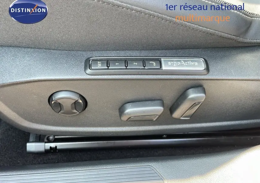 Gros plan sur les commandes de réglage électrique du siège conducteur d'une Volkswagen Golf SW gris lunaire 2024.