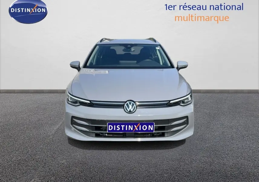 Vue avant d'une Volkswagen Golf SW VIII gris lunaire métallisé, avec calandre et phares LED distinctifs.