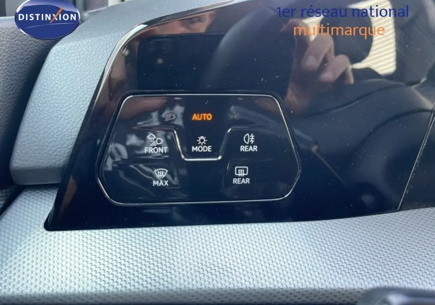 Panneau de commande des feux et essuie-glaces sur tableau de bord noir brillant d’une Volkswagen Golf SW gris lunaire.