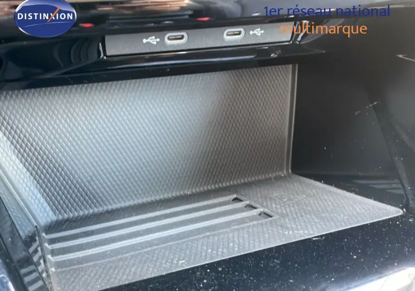Gros plan sur la console centrale grise lunaire métal du Volkswagen Golf SW VIII, avec ports USB visibles en haut.