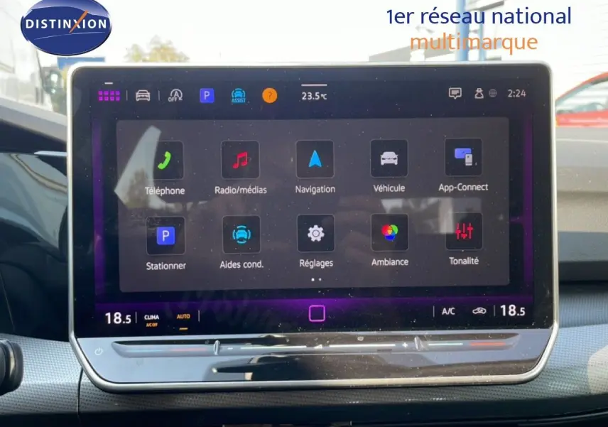 Écran tactile central de la Volkswagen Golf SW VIII 2024, affichant les menus multimédias et réglages, intérieur gris noir.