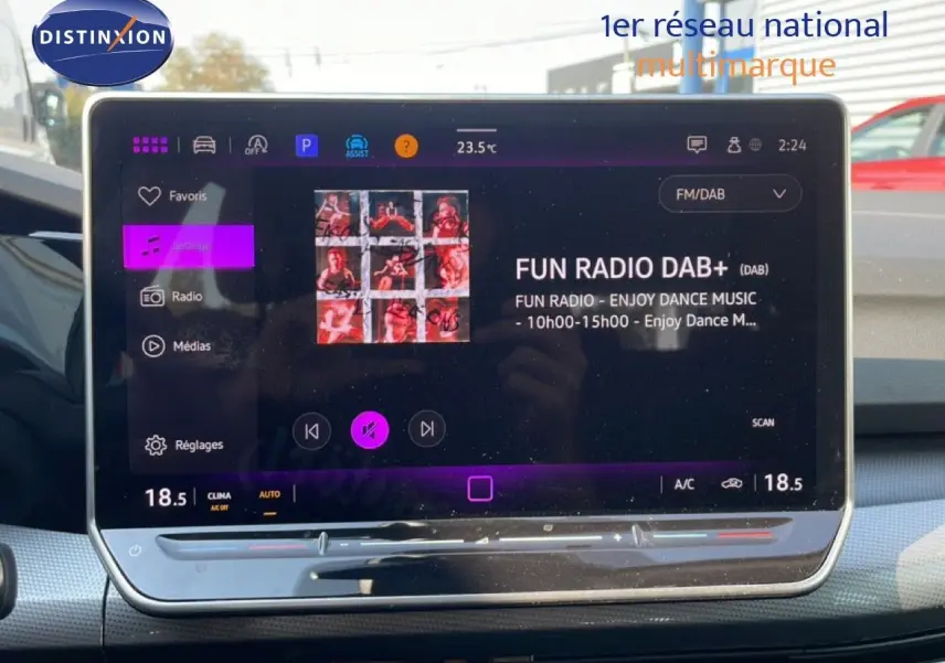 Vue intérieure centrée sur l'écran tactile multimédia de la Volkswagen Golf SW VIII gris lunaire, affichant la radio DAB+ Fun Radio.