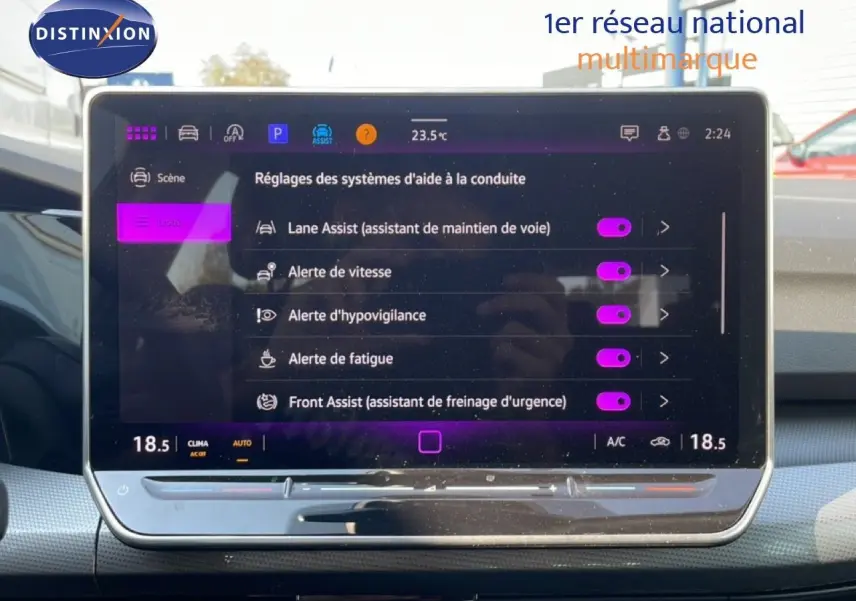 Écran tactile central affichant les réglages d’aide à la conduite dans une Volkswagen Golf SW VIII 2024, intérieur gris.