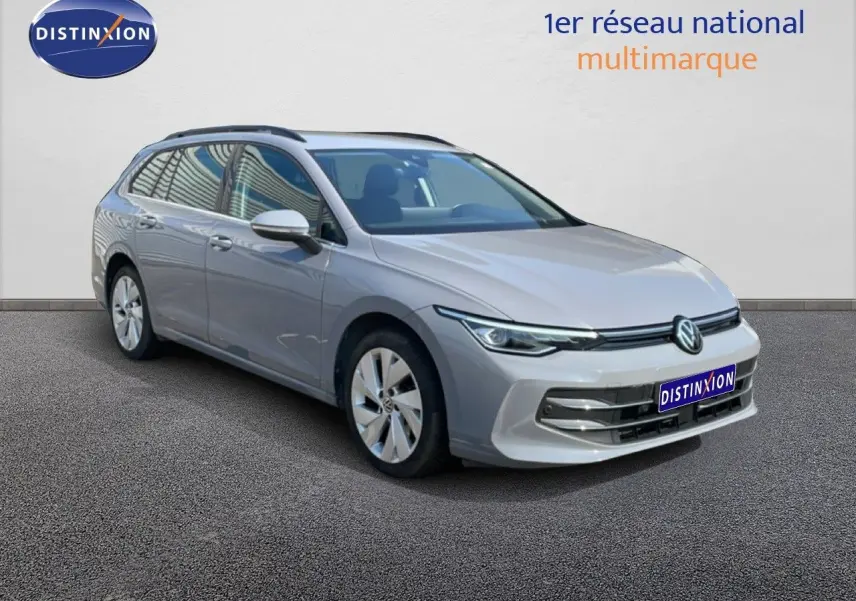Volkswagen Golf SW VIII gris lunaire métal vue 3/4 avant droit sur fond neutre avec jantes alliage.