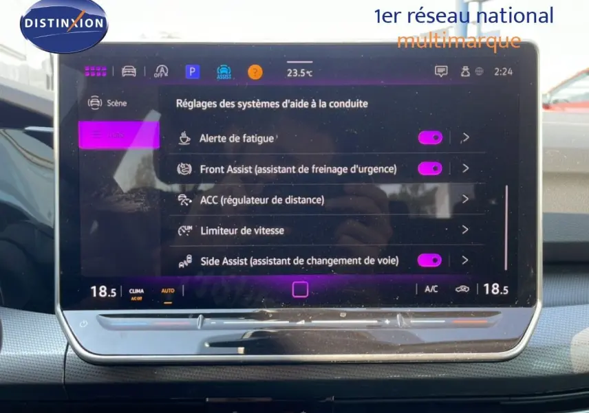 Écran tactile central affichant les réglages d'aide à la conduite dans une Volkswagen Golf SW gris lunaire, vue intérieure.