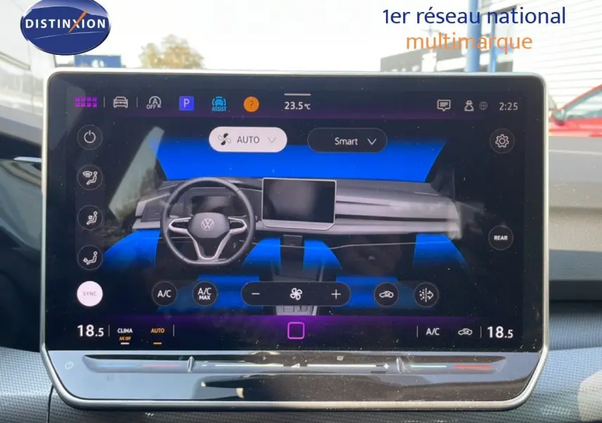 Écran tactile intérieur de Volkswagen Golf SW gris lunaire, affichant le tableau de bord digital et la climatisation.