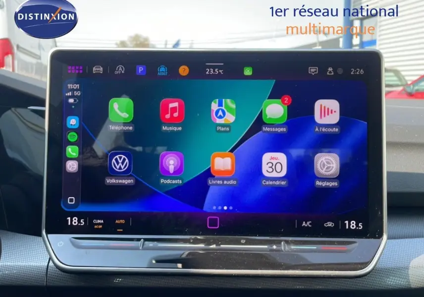 Écran tactile central de la Volkswagen Golf SW VIII 2024 affichant les applications de navigation, musique et messages.