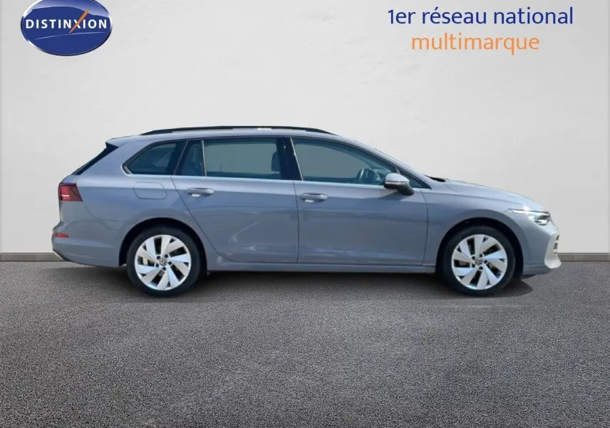 Profil droit d'une Volkswagen Golf SW VIII gris lunaire métal, break compact au design moderne et épuré.