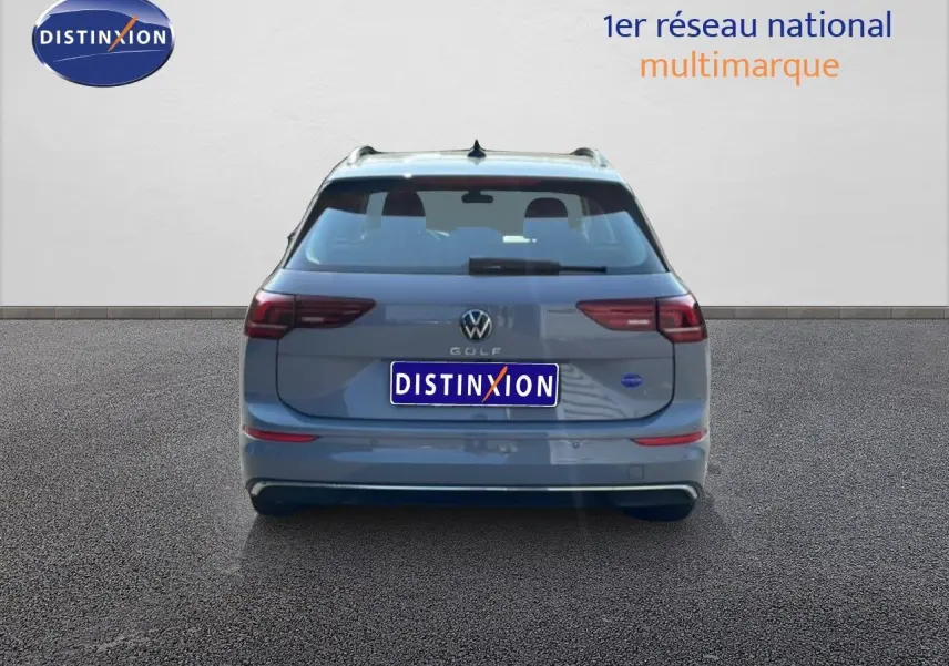 Vue arrière d'une Volkswagen Golf SW 2024 gris lunaire métal, avec feux arrière LED et logo VW bien visibles.