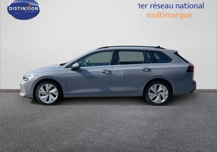 Profil droit d'une Volkswagen Golf SW VIII gris lunaire métal, break diesel 2024 avec jantes alliage et toit ouvrant.