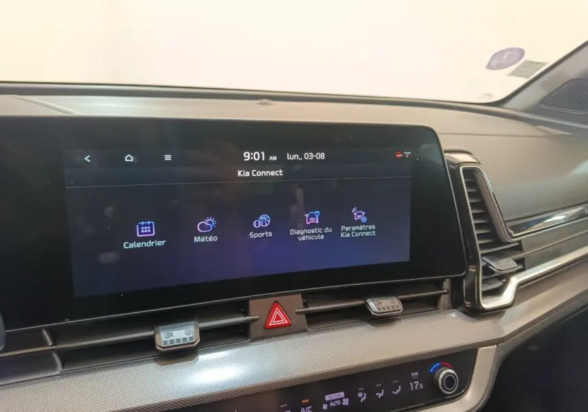 Écran tactile central affichant le menu Kia Connect dans l’habitacle moderne du Kia Sportage gris clair.