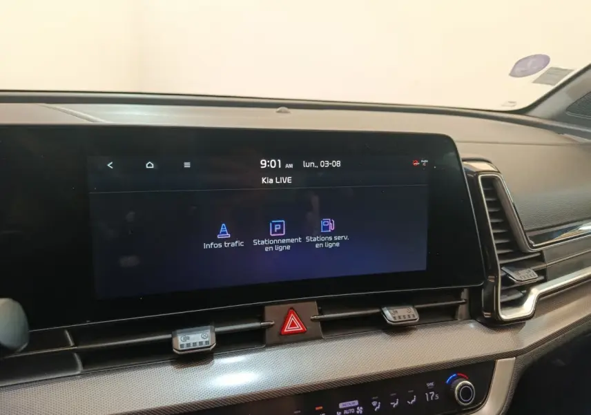Vue rapprochée de l’écran tactile central du tableau de bord du Kia Sportage 2022, affichant les options de trafic et stationnement.
