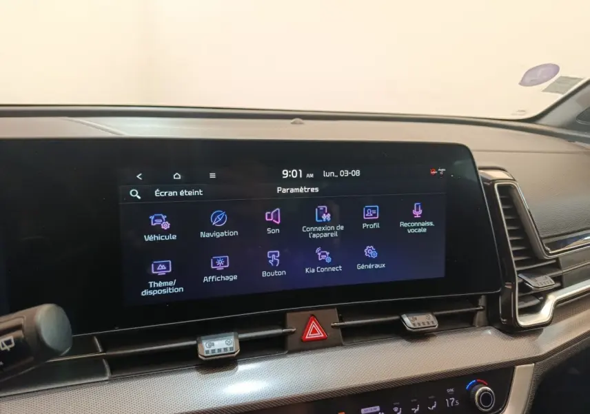 Vue intérieure du tableau de bord du KIA Sportage gris clair 2022 avec écran tactile multifonctions allumé.
