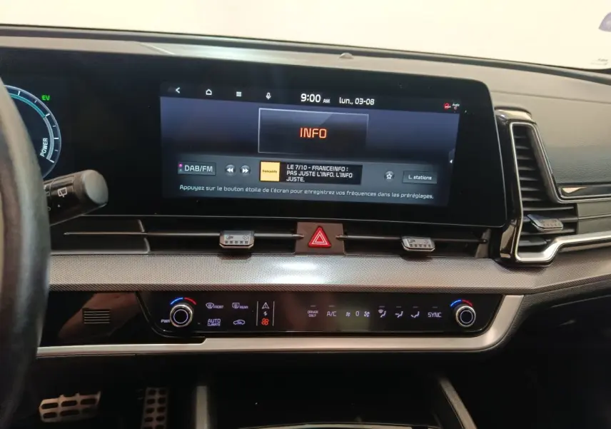 Tableau de bord du Kia Sportage gris clair 2022, vue frontale sur écran tactile 12,3 pouces et commandes climatisation digitales.