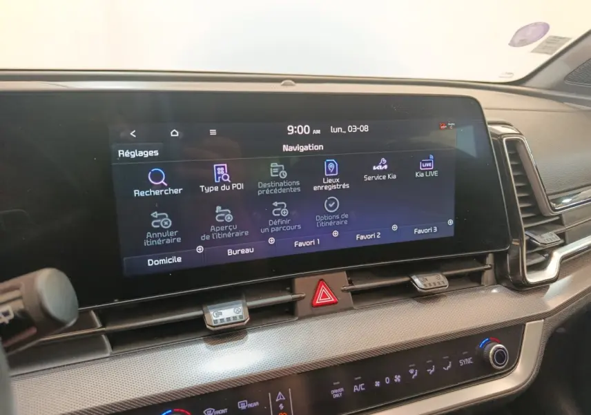 Vue rapprochée de l'écran tactile 12,3 pouces du tableau de bord du Kia Sportage gris clair 2022.