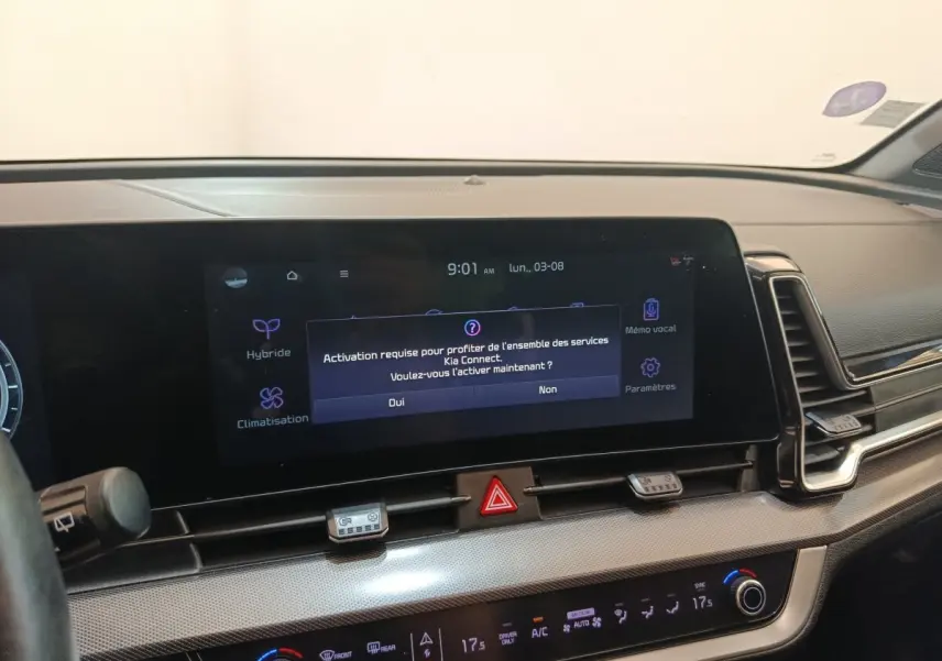 Vue intérieure du tableau de bord du Kia Sportage gris clair 2022, avec écran tactile central allumé.