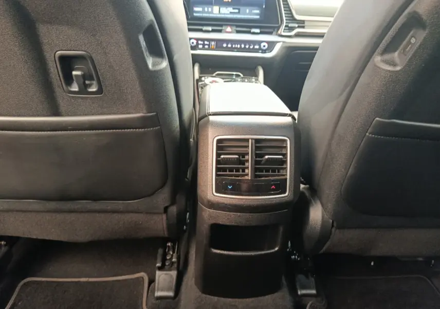 Vue arrière de l’habitacle du Kia Sportage gris clair 2022, avec ventilation et commandes climatisation arrière visibles.