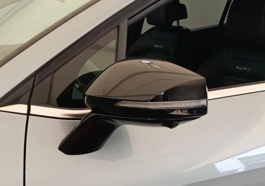 Gros plan sur le rétroviseur droit gris clair du Kia Sportage 2022 avec siège GT-Line visible en arrière-plan.