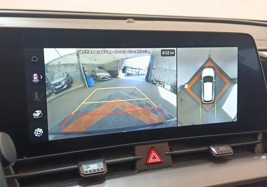 Affichage écran tactile intérieur montrant la caméra 360° et l'aide au stationnement du Kia Sportage gris clair 2022.