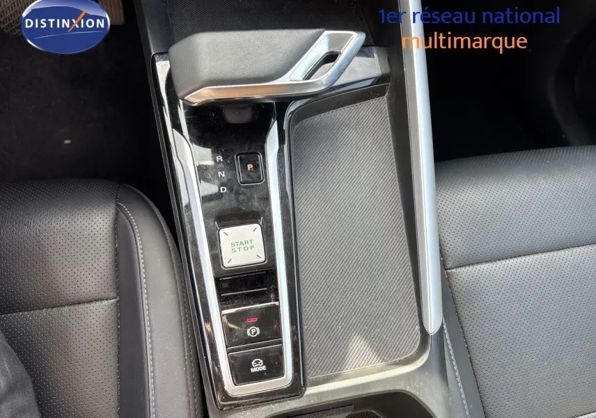 Vue plongeante sur la console centrale noire du MG ZS 1.5L Hybrid+ 197ch Luxury avec levier de vitesse et bouton start/stop.