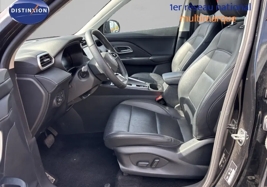 Vue intérieure côté conducteur du MG ZS 2025 noir Pebble Black, sièges cuir noirs et tableau de bord moderne.
