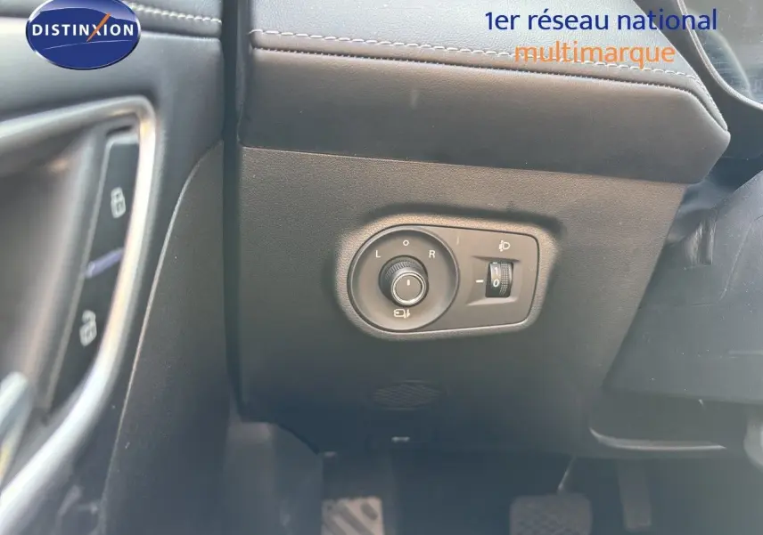 Détail du panneau de réglage des rétroviseurs côté gauche dans l’habitacle noir du MG MOTOR ZS 1.5L HYBRID+ 2025.