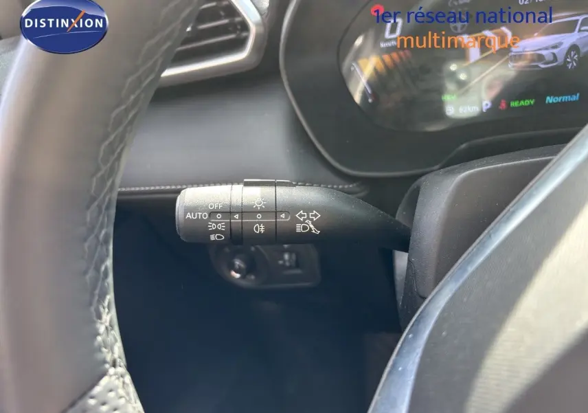 Gros plan sur la manette de commandes d’éclairage à gauche du volant du MG ZS Pebble Black 2025, intérieur noir.