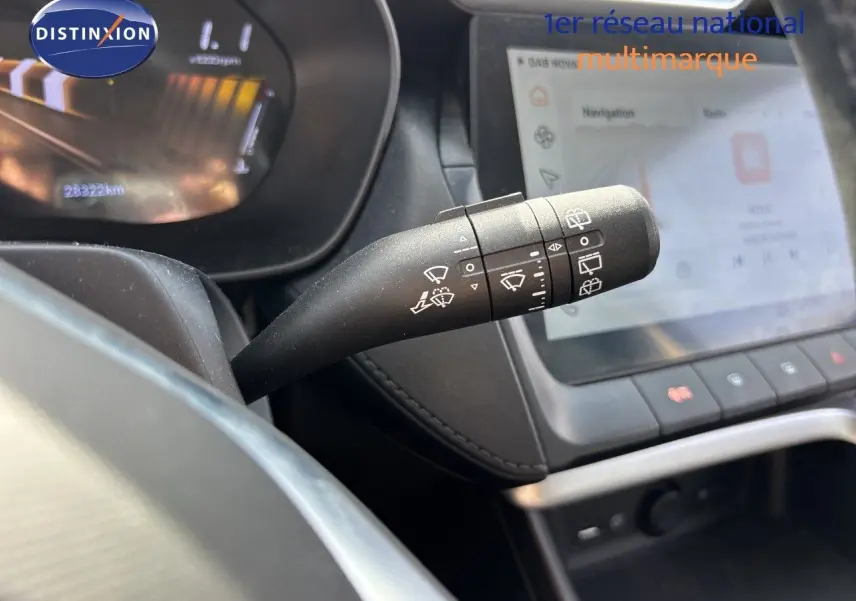 Gros plan sur la commande d’essuie-glace côté droit dans l’habitacle noir du MG ZS Pebble Black 2025.