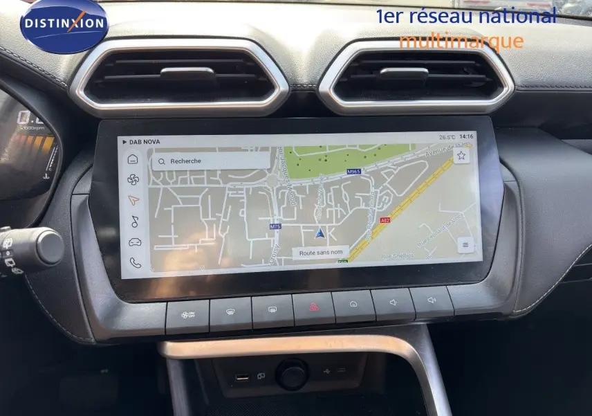 Vue rapprochée du tableau de bord noir du MG ZS 1.5L Hybrid+ 2025, avec écran tactile affichant la navigation GPS.