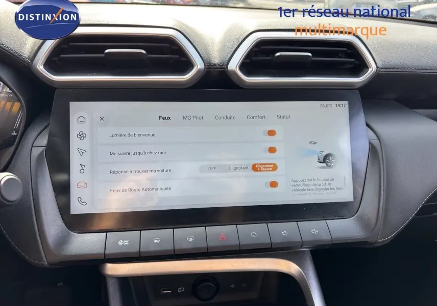 Vue intérieure du tableau de bord du MG MOTOR ZS 1.5L HYBRID+ 197CH Luxury avec écran tactile et commandes climatisation.