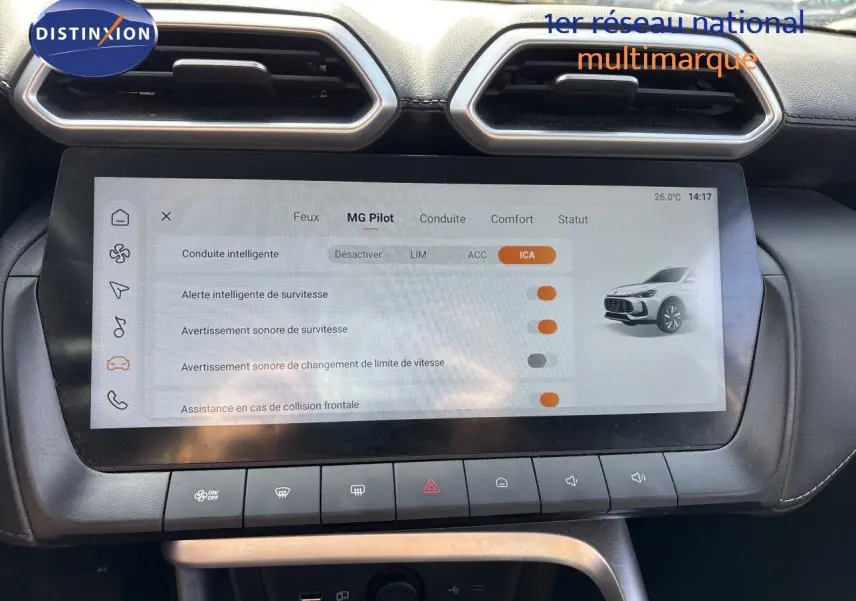 Écran tactile central du MG ZS 1.5L Hybrid+ 2025, affichant les réglages d’aide à la conduite, intérieur noir.