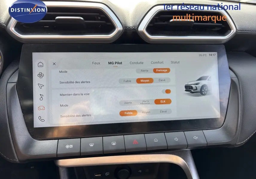 Vue rapprochée de l’écran tactile central du MG ZS 2025 en Pebble Black, affichant les réglages du système MG Pilot.