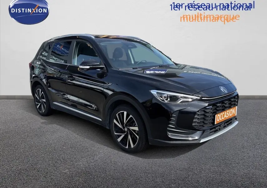 MG ZS 1.5L Hybrid+ 2025 en Pebble Black Metal, vue 3/4 avant avec calandre large et jantes alliage noires.