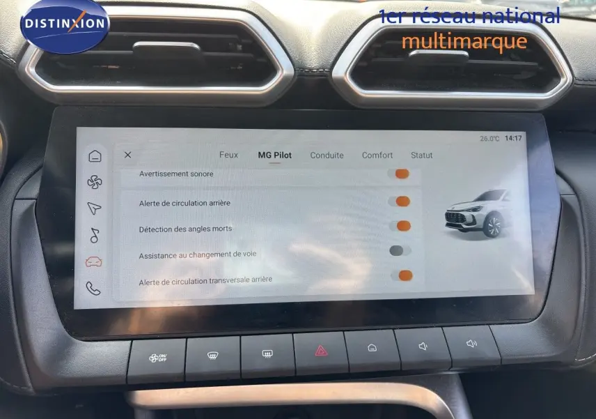 Vue rapprochée de l'écran tactile central du MG Motor ZS 1.5L Hybrid+ 2025 avec interface MG Pilot et tableau de bord noir.