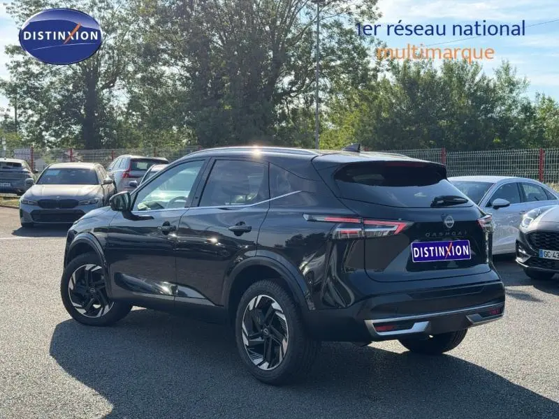 Vue 3/4 arrière droite d'un Nissan Qashqai noir Kuro métallisé avec jantes alliage et feux arrière LED distinctifs.