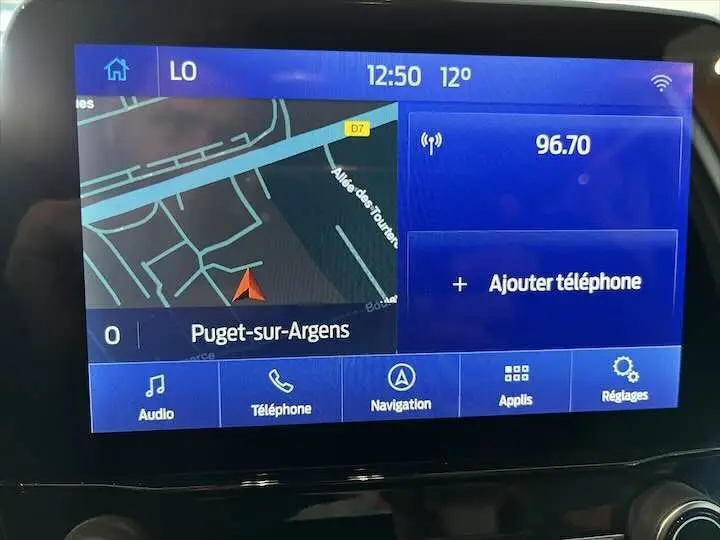 Écran tactile du système de navigation du Ford Puma blanc glacier, affichant la carte de Puget-sur-Argens.
