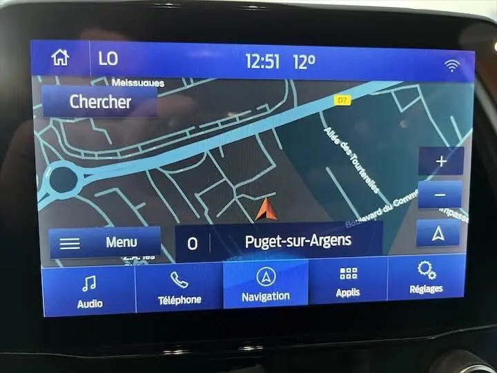 Écran tactile du système de navigation du Ford Puma 2022 affichant la carte de Puget-sur-Argens.