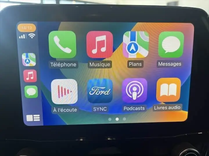 Écran tactile multimédia du Ford Puma 2022 blanc glacier affichant les applications Apple CarPlay en intérieur.