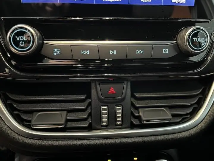 Détail du tableau de bord noir du Ford Puma 2022 montrant les commandes audio et les aérateurs centraux.