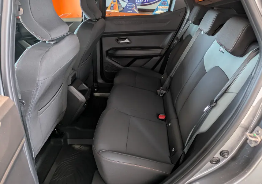 Vue côté droit de la banquette arrière noire et grise du Dacia Duster 1.6 Hybrid 140 Extreme 2025 gris schiste.