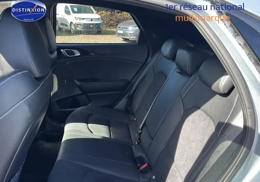 Vue intérieure côté droit montrant la banquette arrière en cuir noir du KIA Xceed gris 2024.
