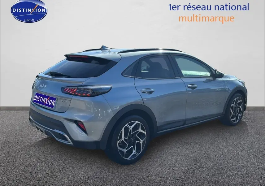Vue 3/4 arrière droite d'un KIA Xceed gris 2024 avec jantes alu et feux arrière LED distinctifs.