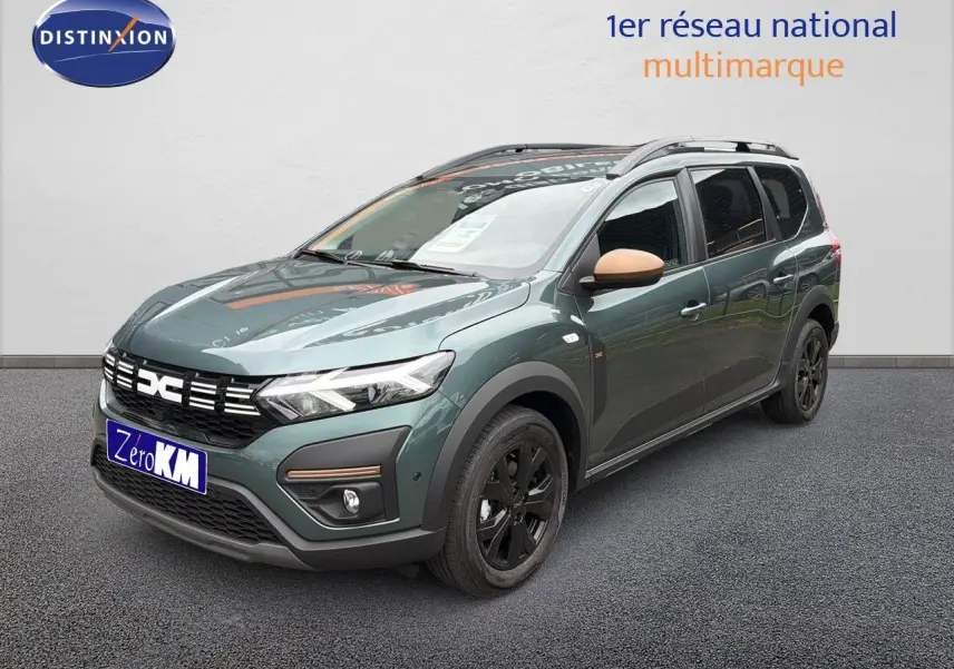 Vue 3/4 avant d'un Dacia Jogger 2026 vert cèdre métallisé avec rétroviseurs couleur beige et jantes noires.