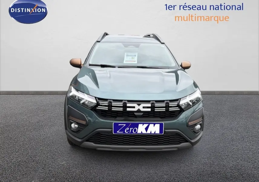 Vue avant d'un Dacia Jogger 2026 vert cèdre métal avec détails bronze sur les rétroviseurs et calandre.