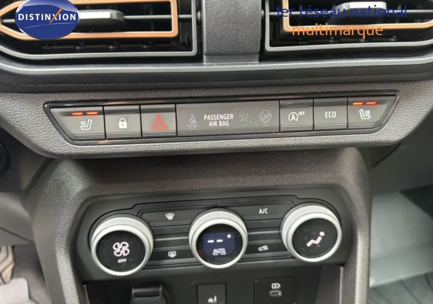 Gros plan sur la console centrale du Dacia Jogger 2026, boutons de climatisation et sièges chauffants activés.
