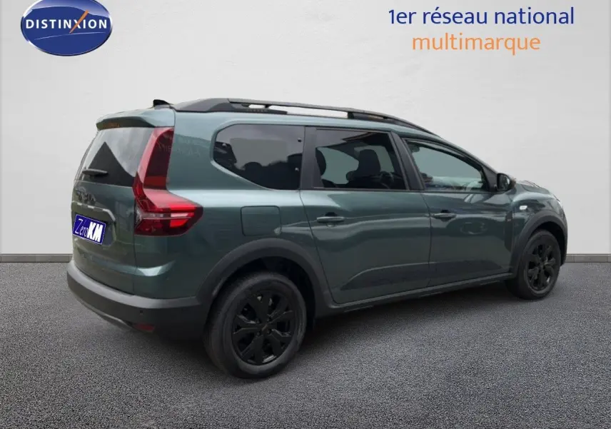 Vue 3/4 arrière droite du Dacia Jogger vert cèdre métallisé avec jantes noires et vitres teintées.
