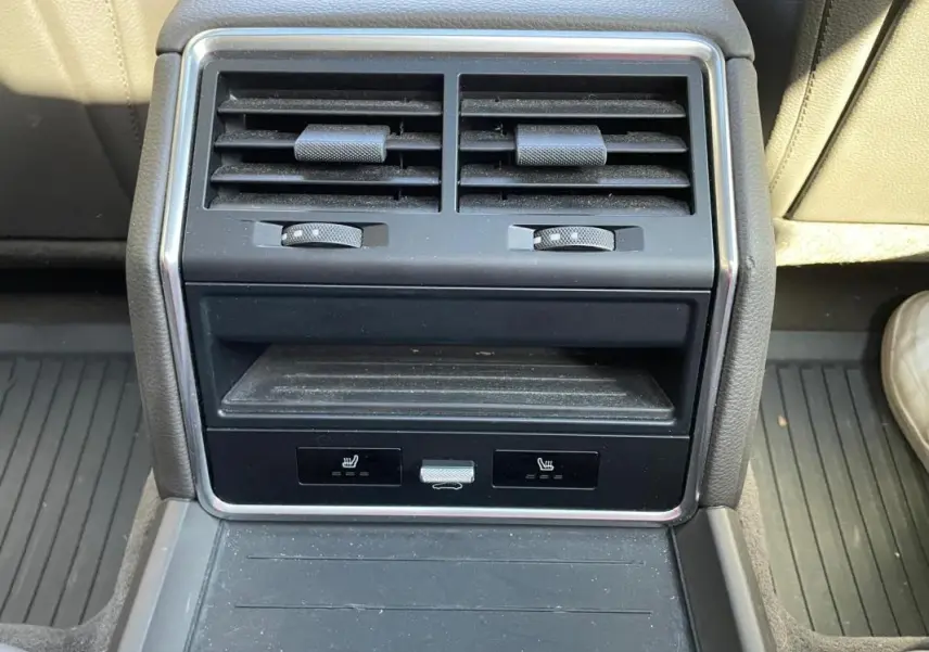 Détail de la console arrière de la Porsche Panamera 4 V6 3.0 Hybrid 2022, montrant les aérateurs et commandes de sièges chauffants.