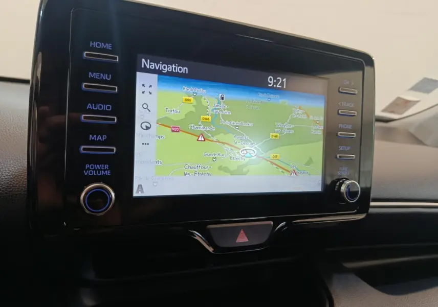 Écran tactile de navigation 7 pouces affichant une carte, intérieur noir de Toyota Yaris hybride 2022.