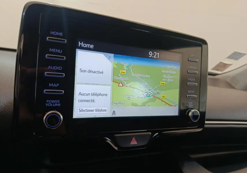 Écran tactile central de navigation 3D de la Toyota Yaris hybride 2022, vue rapprochée du tableau de bord.