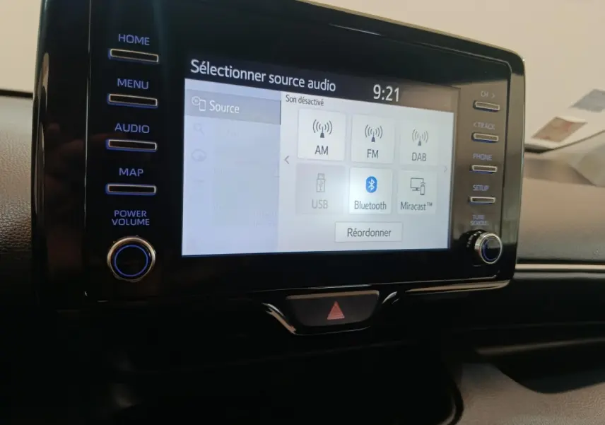 Écran tactile central de la Toyota Yaris hybride 2022 montrant les options audio avec interface Bluetooth active.
